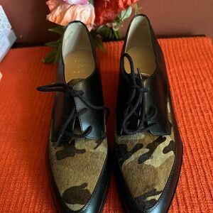 Women Black and Camouflage Lace-Up Shoes